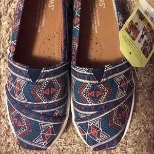 NWT TOMS Youth 2.5